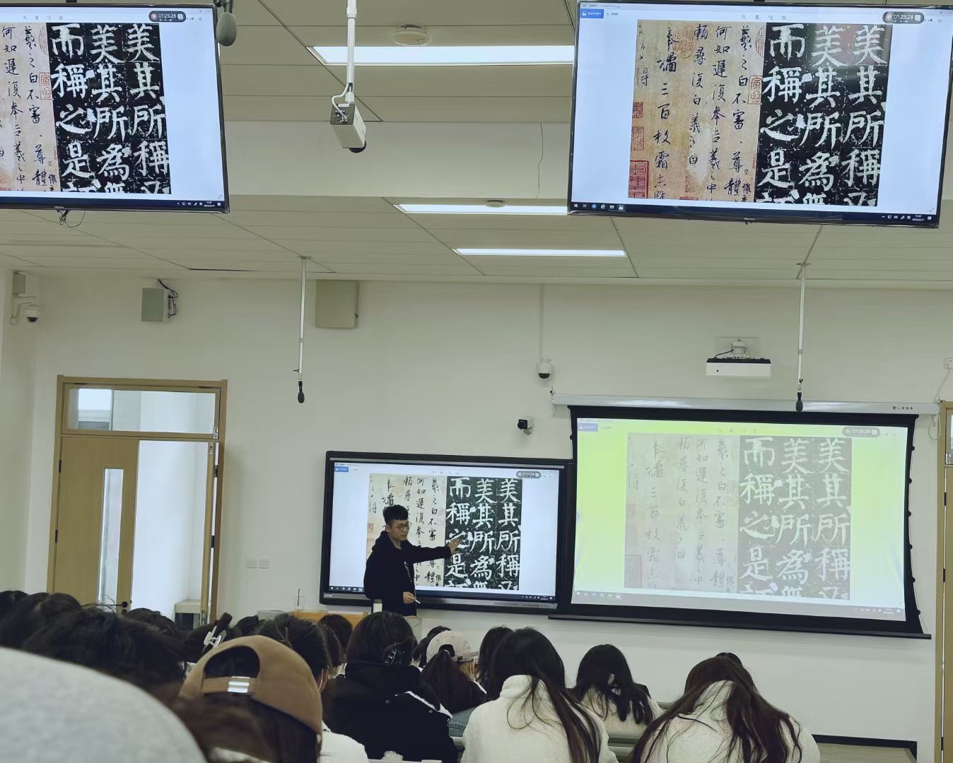 王朝晖在课堂讲授书法